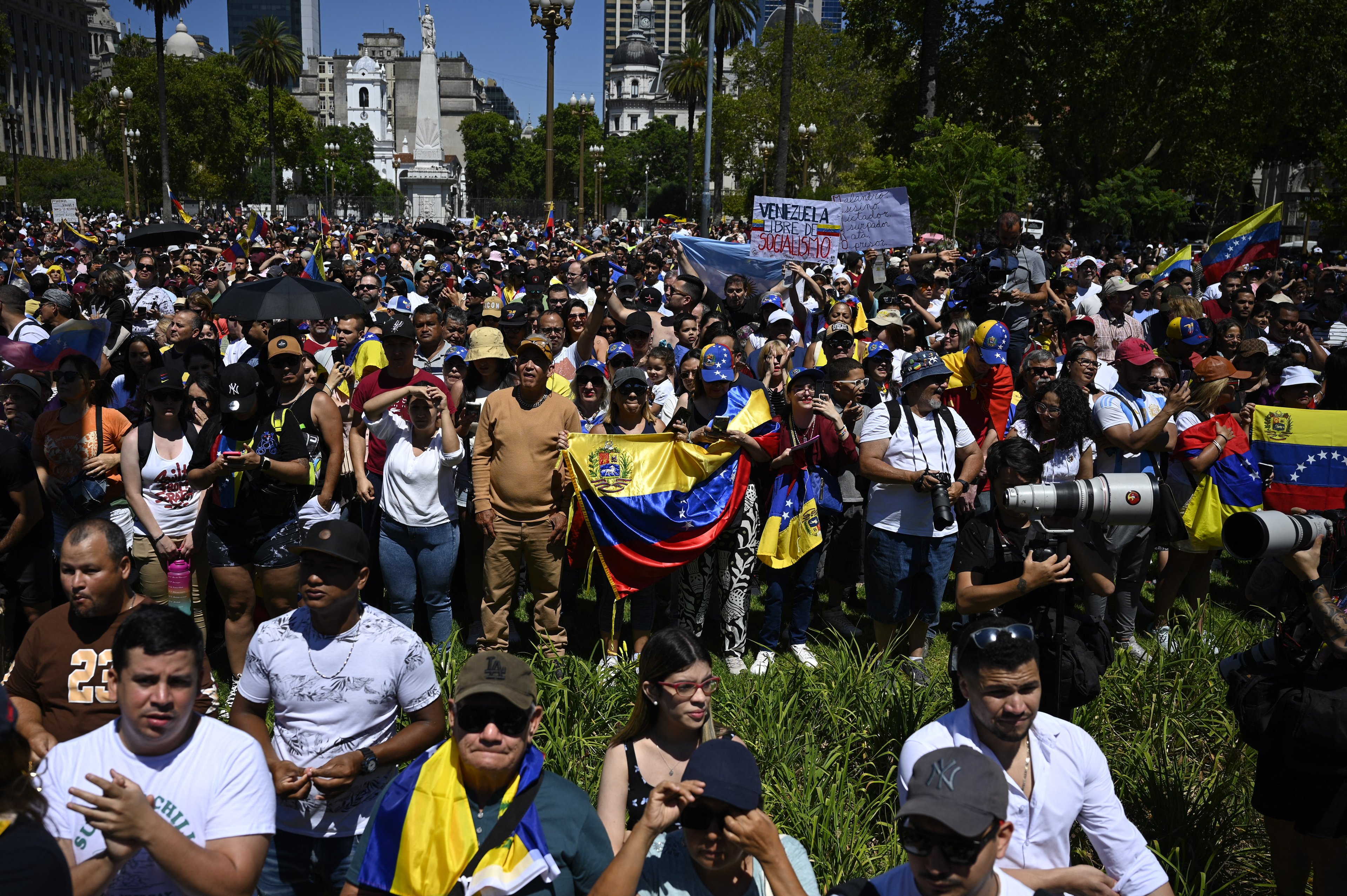 Milei e González Urrutia recebem apoio de venezuelanos reunidos na Praça de Maio