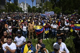 Milei e González Urrutia recebem apoio de venezuelanos reunidos na Praça de Maio