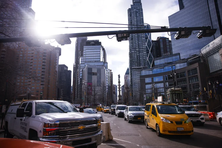 Câmeras de monitoramento em Manhattan registram veículos na nova zona de congestionamento em Nova York. (KENA BETANCUR / AFP/AFP)