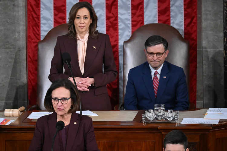 
Kamala Harris, ao lado de Mike Johnson, presidente da Câmara, durante sessão de certificação de Trump (Saul Loeb/AFP)