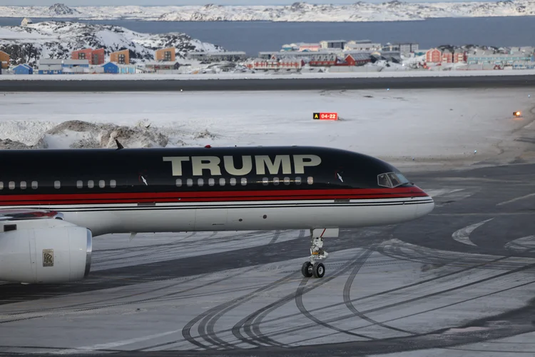 Uma aeronave supostamente transportando o empresário americano Donald Trump Jr. chega a Nuuk, na Groenlândia  (Emil Stach / Ritzau Scanpix / AFP)