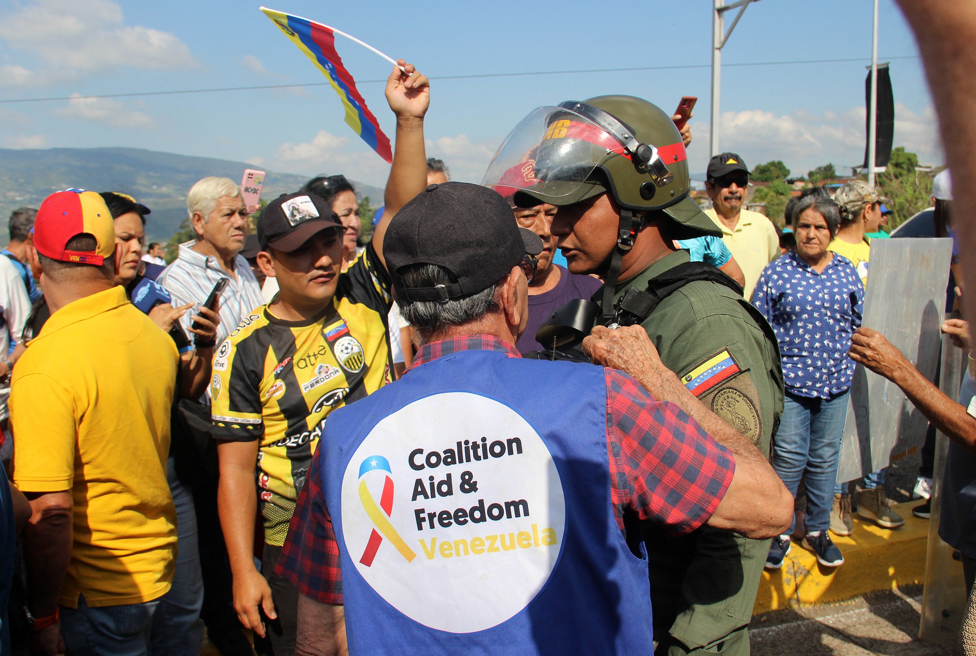 A demonstrator talks to a police officer during a protest called by the opposition, in San Cristobal, Tachira State, Venezuela, on January 9, 2025, on the eve of the presidential inauguration. Venezuela is on tenterhooks facing demonstrations called by both the opposition and government supporters a day before President Nicolas Maduro is due to be sworn in for a third consecutive term and despite multiple countries recognizing opposition rival Edmundo Gonzalez Urrutia as the legitimate president-elect following elections past July. (Photo by JOHNNY PARRA / AFP)