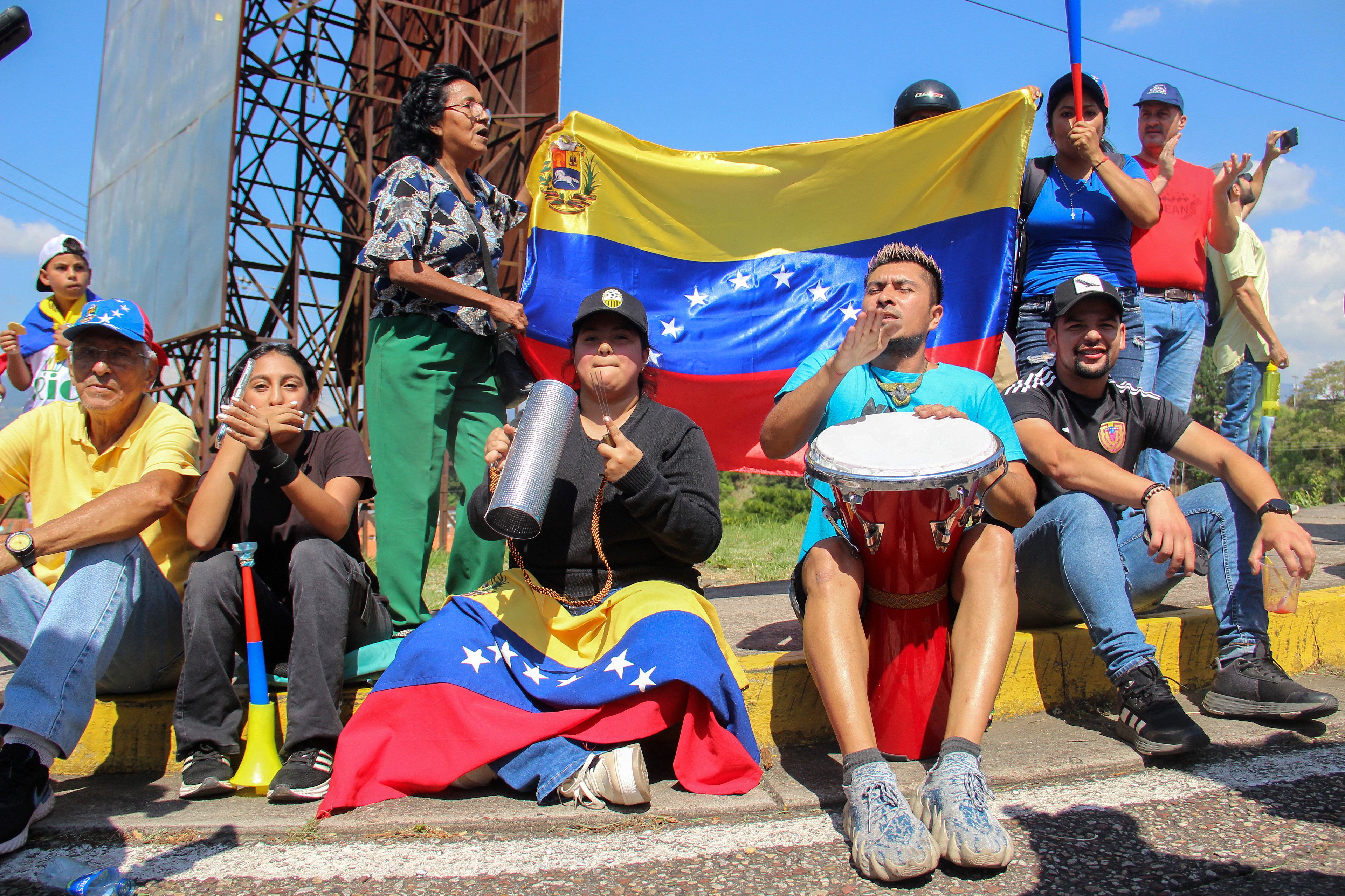 Demonstrators participate in a protest called by the opposition, in San Cristobal, Tachira State, Venezuela, on January 9, 2025, on the eve of the presidential inauguration. Venezuela is on tenterhooks facing demonstrations called by both the opposition and government supporters a day before President Nicolas Maduro is due to be sworn in for a third consecutive term and despite multiple countries recognizing opposition rival Edmundo Gonzalez Urrutia as the legitimate president-elect following elections past July. (Photo by Johnny PARRA / AFP)