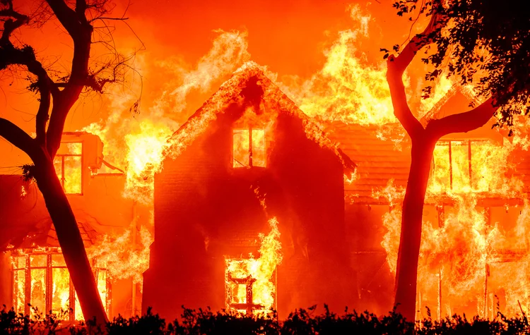 O banco JP Morgan estimou que os incêndios devastadoras na Califórnia podem custar às seguradoras mais de US$ 20 bilhões  (JOSH EDELSON/AFP)