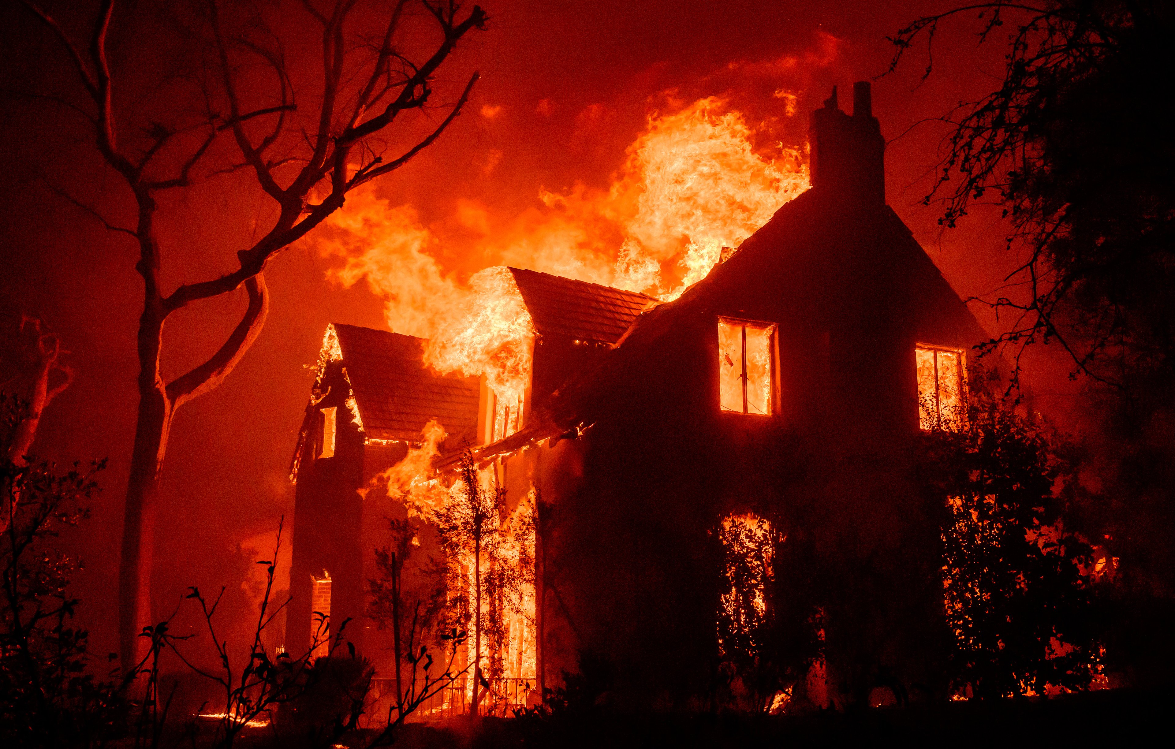 Uma casa queima durante o incêndio de Eaton na área de Altadena, no Condado de Los Angeles, Califórnia, em 8 de janeiro de 2025. (Foto de JOSH EDELSON / AFP)