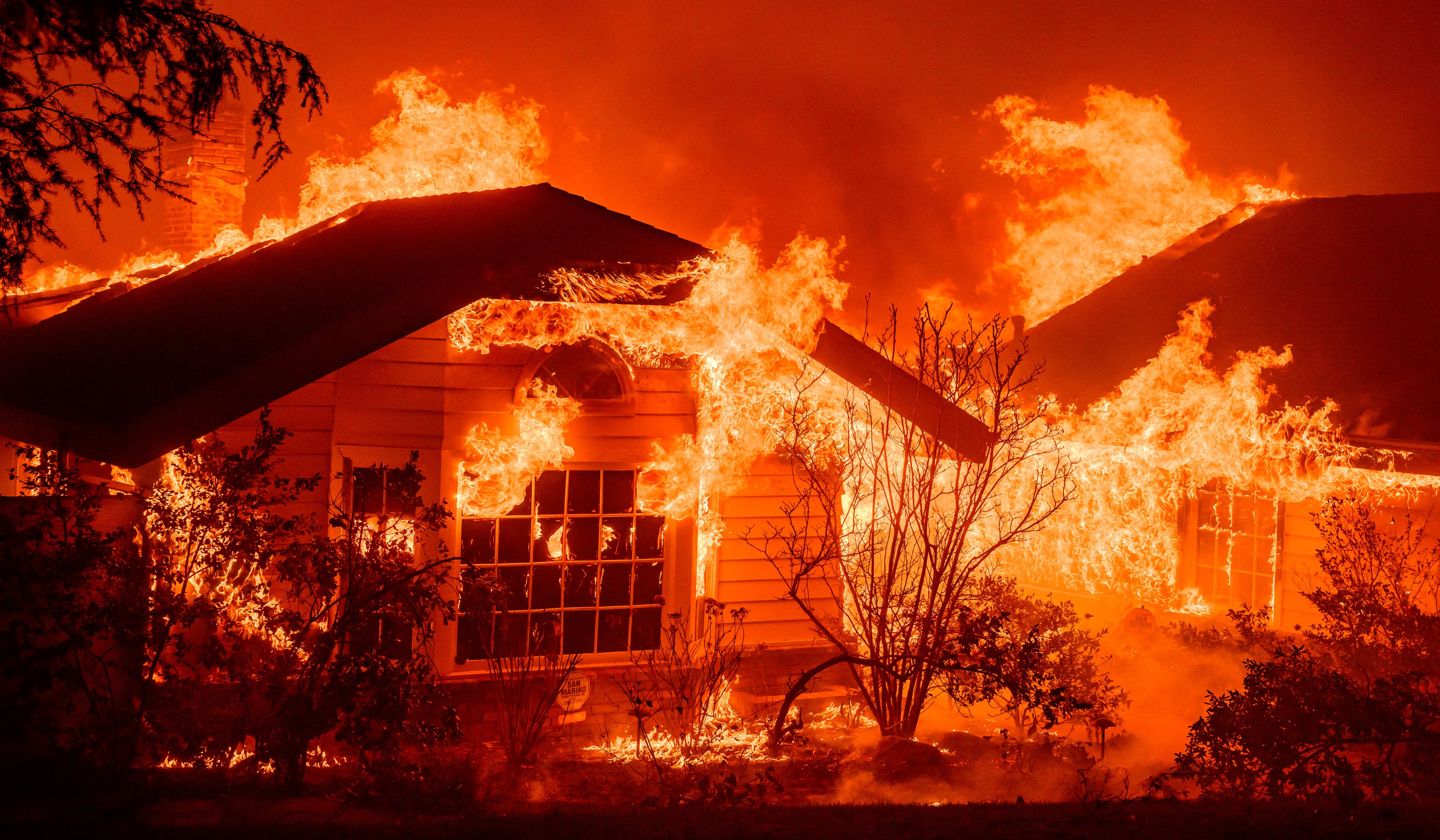 Uma casa queima durante o incêndio de Eaton na área de Altadena, no Condado de Los Angeles, Califórnia, em 8 de janeiro de 2025. (Foto de JOSH EDELSON / AFP)