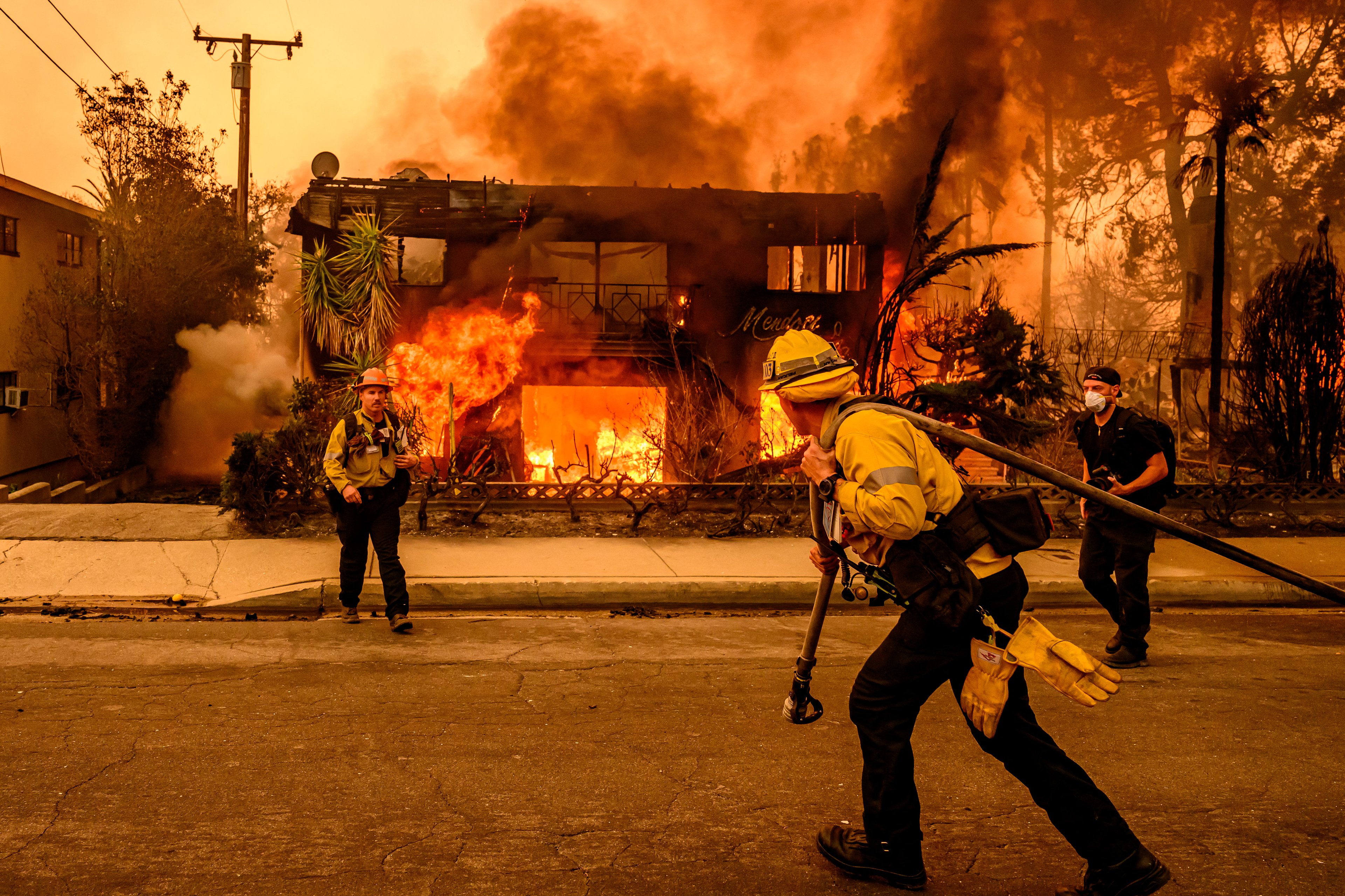 Por US$ 1 por dia, presos americanos ajudam a combater os incêndios em Los Angeles