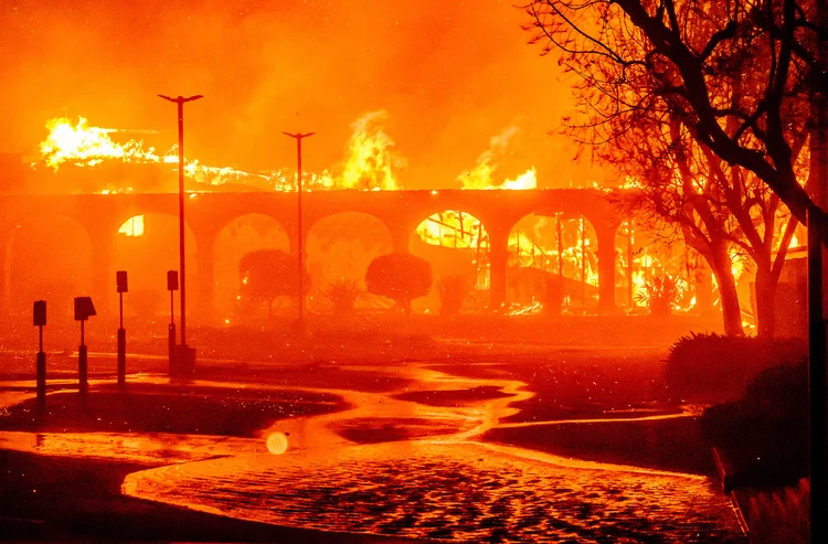 Incêndios florestais em Los Angeles: 16 mortos, milhares de desabrigados e pressão por melhorias na gestão (JOSH EDELSON/AFP)