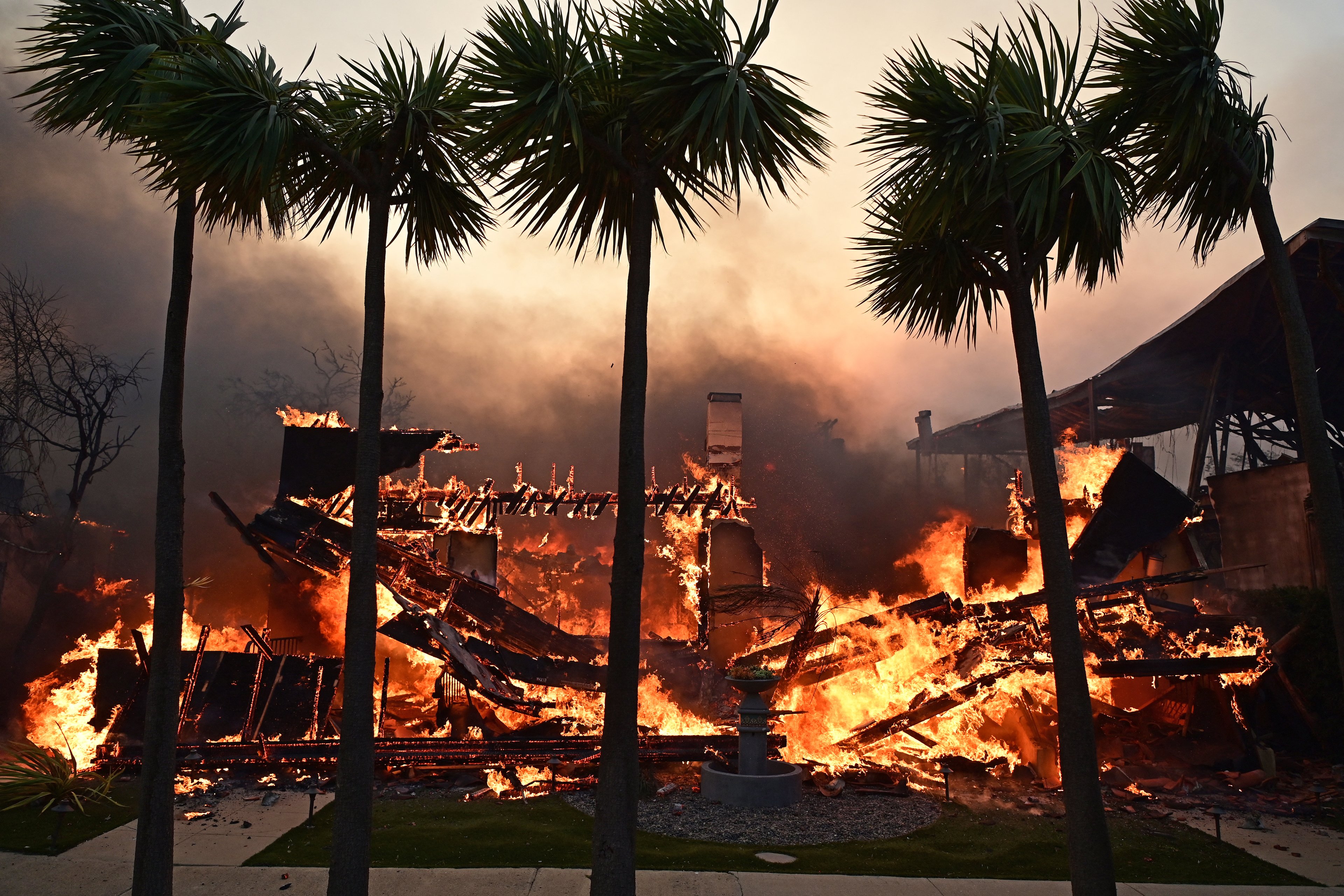 Noites em claro e ordem de evacuação: incêndios históricos impõem nova rotina na Califórnia