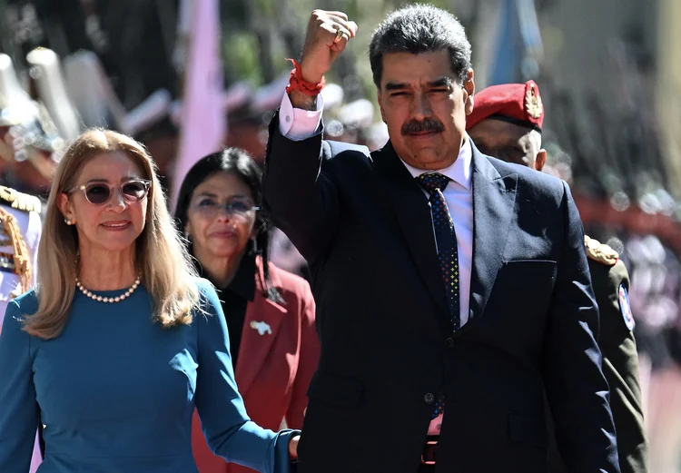 O presidente da Venezuela, Nicolas Maduro, ao lado da primeira-dama Cilia Flores na cerimônia de hoje (Federico PARRA/AFP)