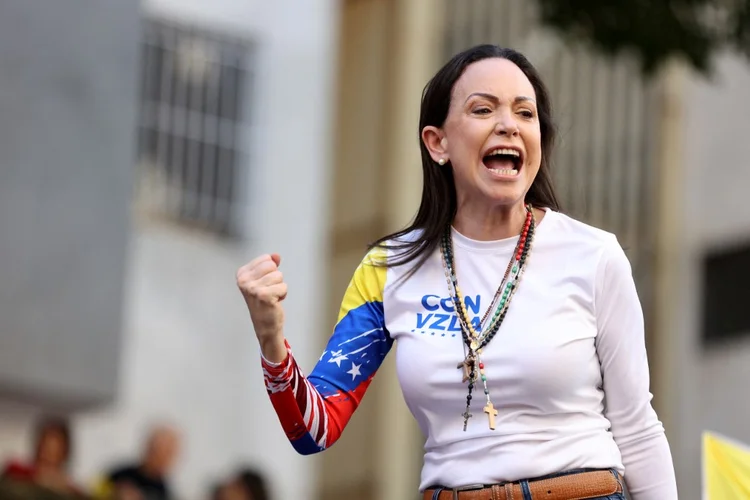 A líder da oposição venezuelana Maria Corina Machado gesticula durante um protesto convocado pela oposição na véspera da posse presidencial, em Caracas, em 9 de janeiro de 2025 (Pedro Mattey/AFP)