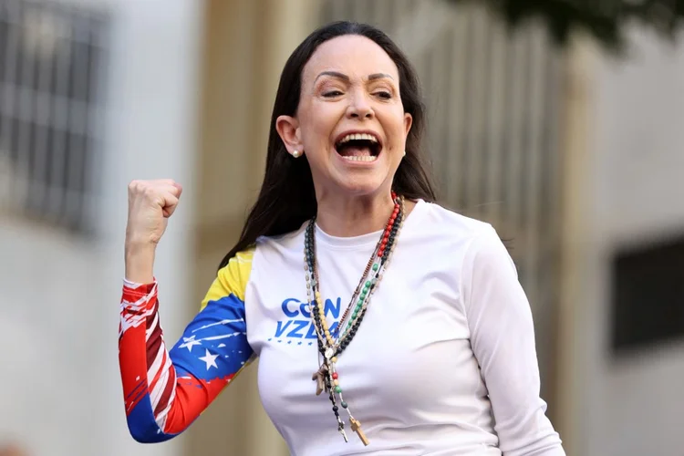 A líder da oposição venezuelana María Corina Machado gesticula enquanto se dirige a seus apoiadores durante um protesto convocado pela oposição na véspera da posse presidencial em Caracas, 9 de janeiro de 2025. (Pedro MATTEY/AFP)