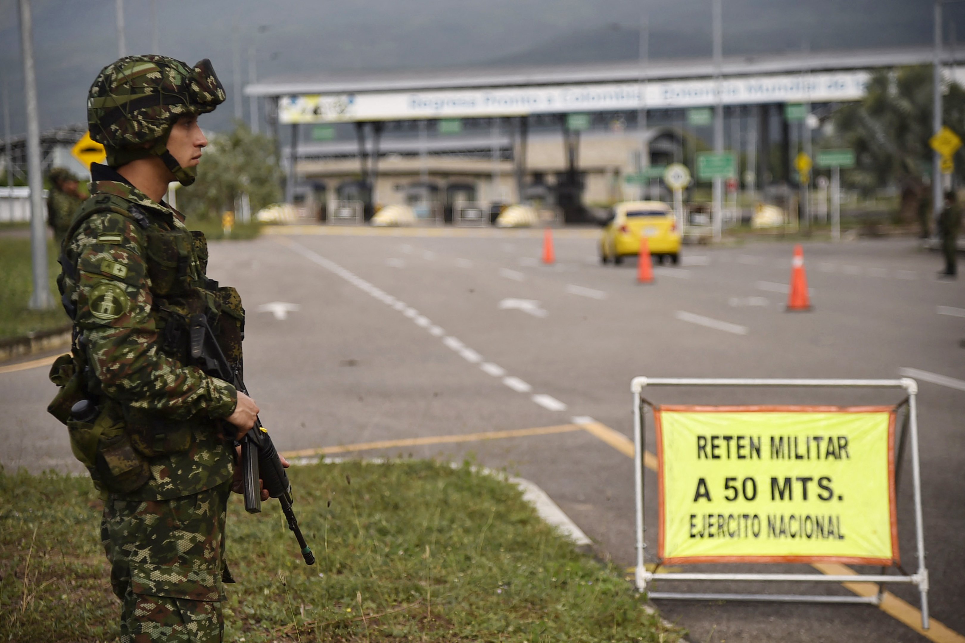 Colômbia fecha postos de gasolina na fronteira com a Venezuela por suspeitas de narcotráfico