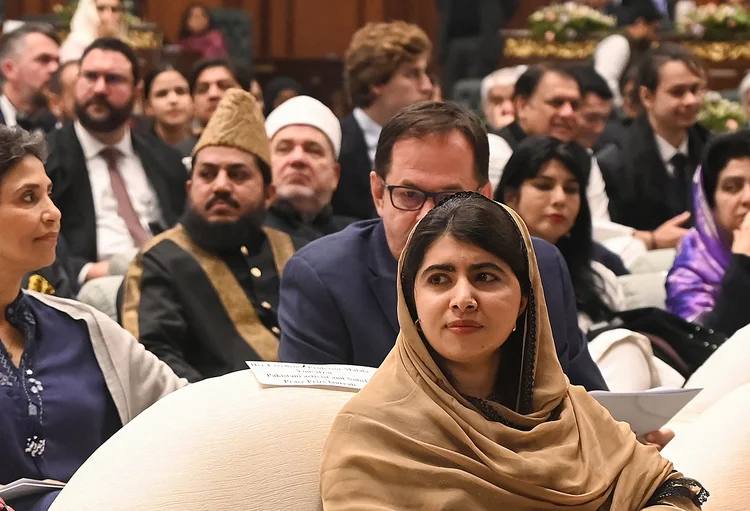 A laureada com o Prêmio Nobel da Paz, Malala Yousafzai (C), participa de uma cúpula internacional em Islamabad, Paquistão (AFP/AFP)