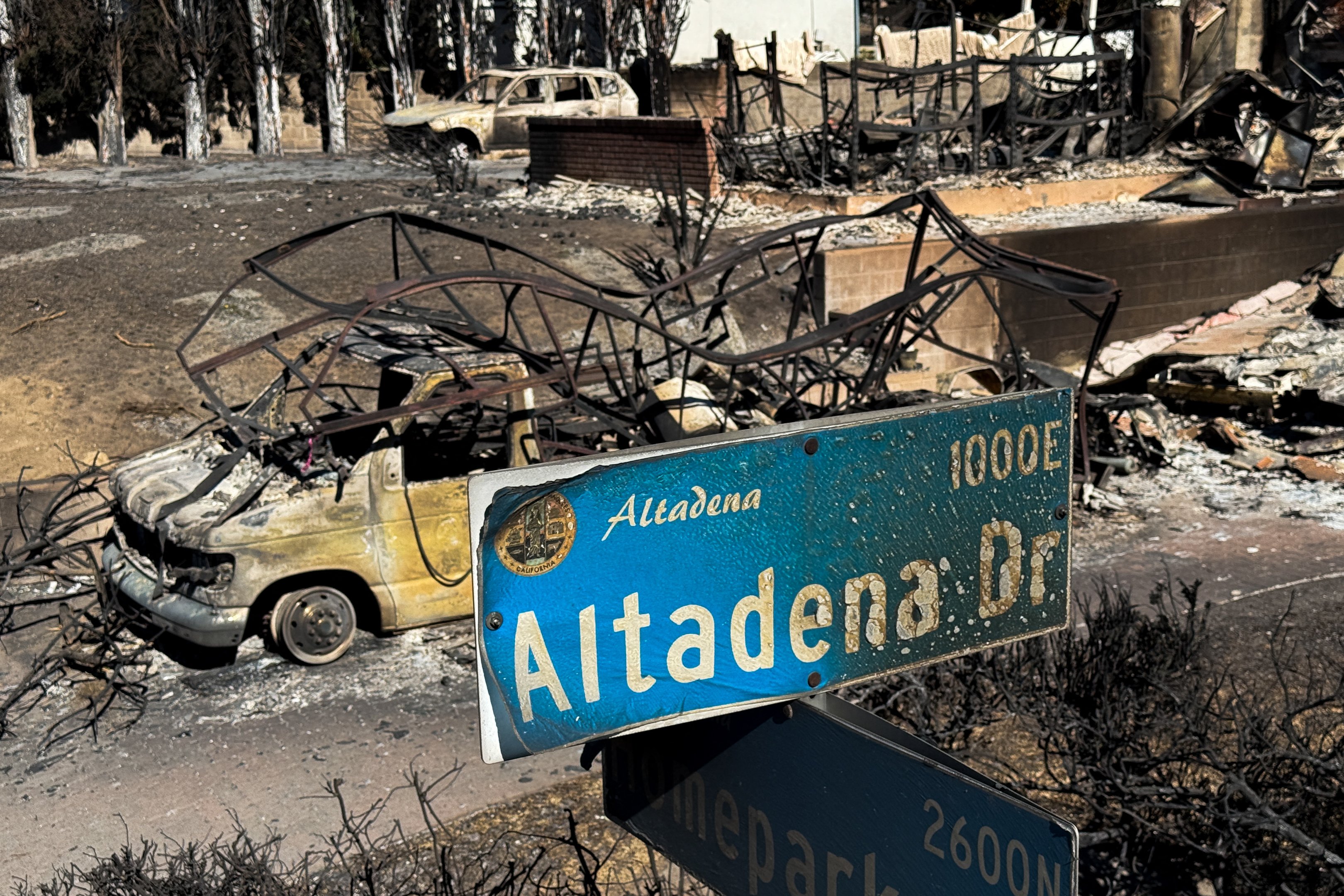 Los Angeles aguarda trégua dos ventos para frear incêndios