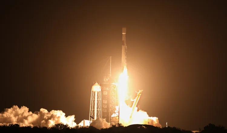 Um foguete SpaceX Falcon 9, transportando o Blue Ghost da Firefly Aerospace e os módulos lunares Resilience da ispace, decola do Complexo de Lançamento 39A no Centro Espacial Kennedy em Cabo Canaveral, Flórida, em 15 de janeiro de 2025. A Firefly dos EUA e a ispace do Japão pretendem aproveitar o sucesso da Intuitive Machines, sediada no Texas, que no ano passado se tornou a primeira empresa a pousar com sucesso no vizinho celestial da Terra. (Foto de Gregg Newton / AFP) (Gregg Newton /AFP)