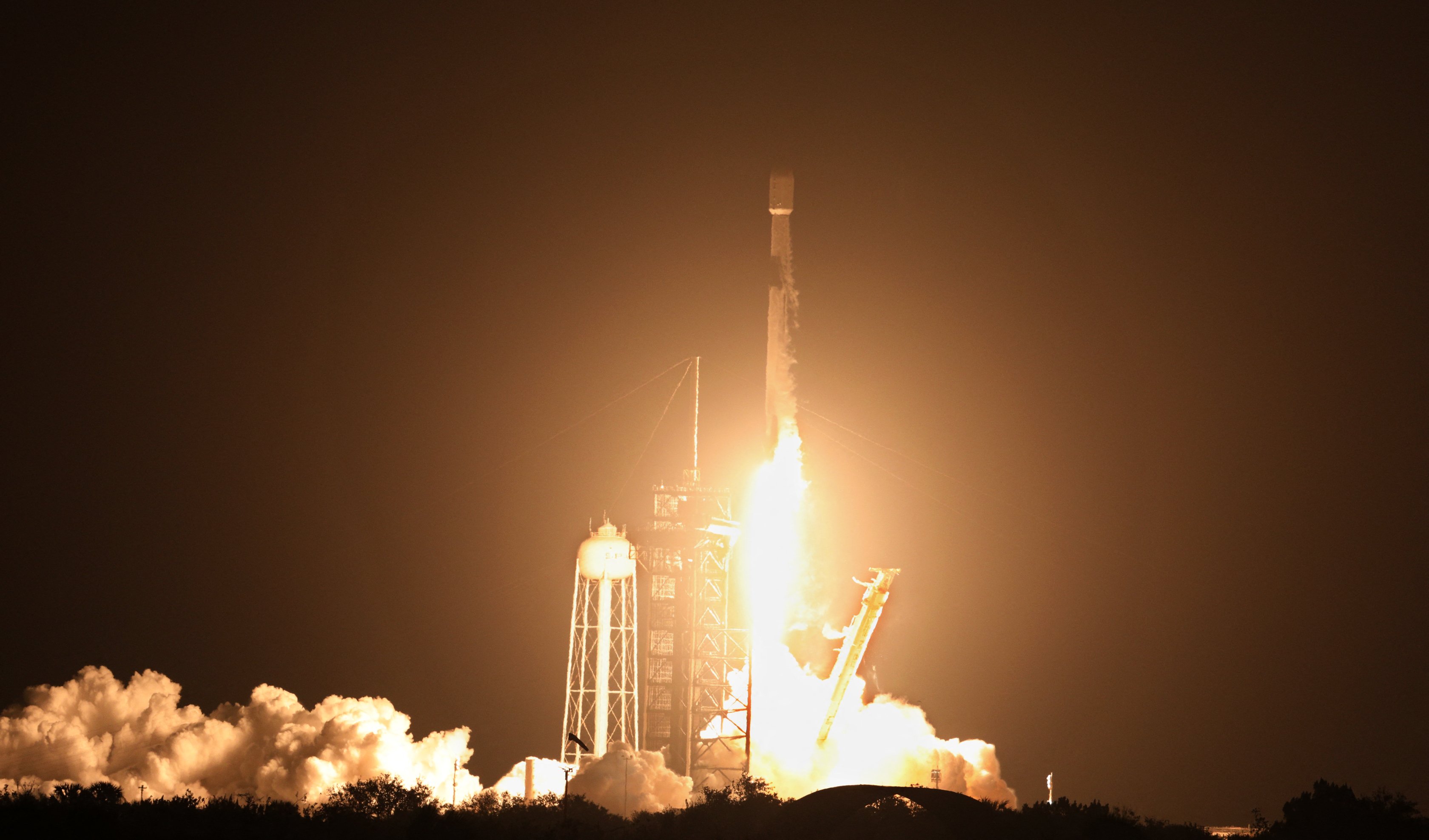 Um foguete SpaceX Falcon 9, transportando o Blue Ghost da Firefly Aerospace e os módulos lunares Resilience da ispace, decola do Complexo de Lançamento 39A no Centro Espacial Kennedy em Cabo Canaveral, Flórida, em 15 de janeiro de 2025. A Firefly dos EUA e a ispace do Japão pretendem aproveitar o sucesso da Intuitive Machines, sediada no Texas, que no ano passado se tornou a primeira empresa a pousar com sucesso no vizinho celestial da Terra. (Foto de Gregg Newton / AFP)