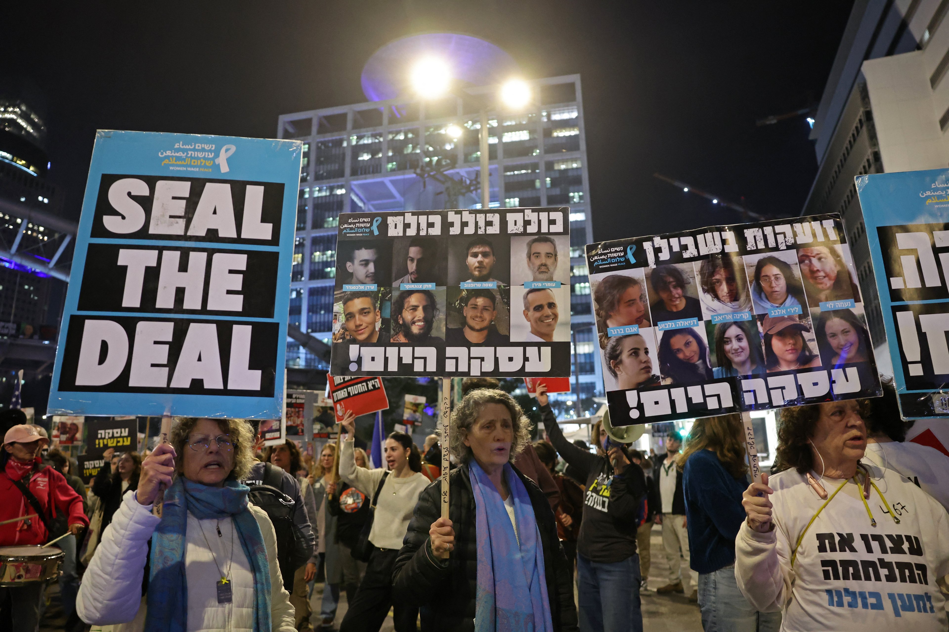 Manifestantes contra e a favor de acordo com Hamas vão às ruas em Israel