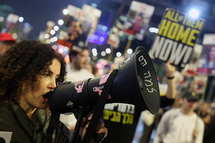 Protestos em frente ao Ministério da Defesa de Israel pedem a libertação de reféns mantidos em Gaza desde outubro de 2023 (Jack GUEZ /AFP)