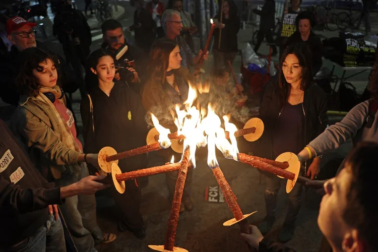 Israelenes protestam em frente à sede do Ministério da Defesa, em Tel Aviv, na noite de 15 de janeiro (Jack Guez/AFP)