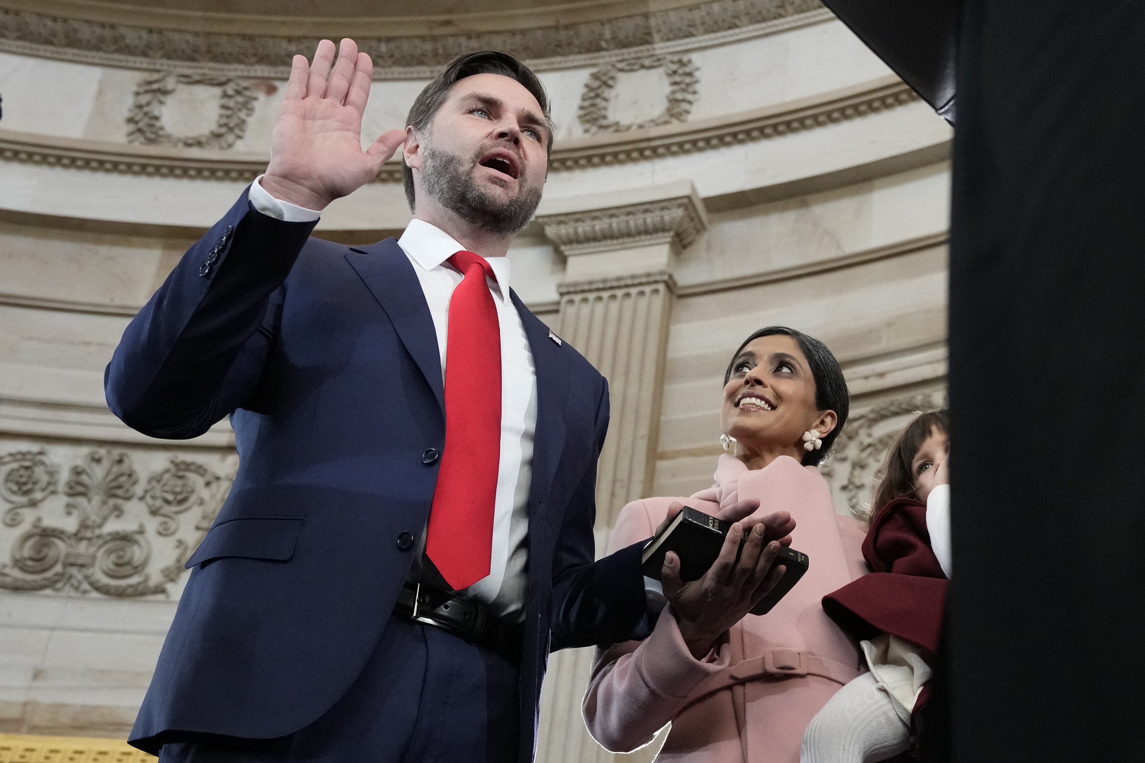 JD Vance é empossado como vice-presidente pelo juiz da Suprema Corte Brett Kavanaugh enquanto Usha Vance segura a Bíblia durante a 60ª posse presidencial na Rotunda do Capitólio dos EUA em Washington, DC, em 20 de janeiro de 2025. (Foto de Morry Gash / POOL / AFP)