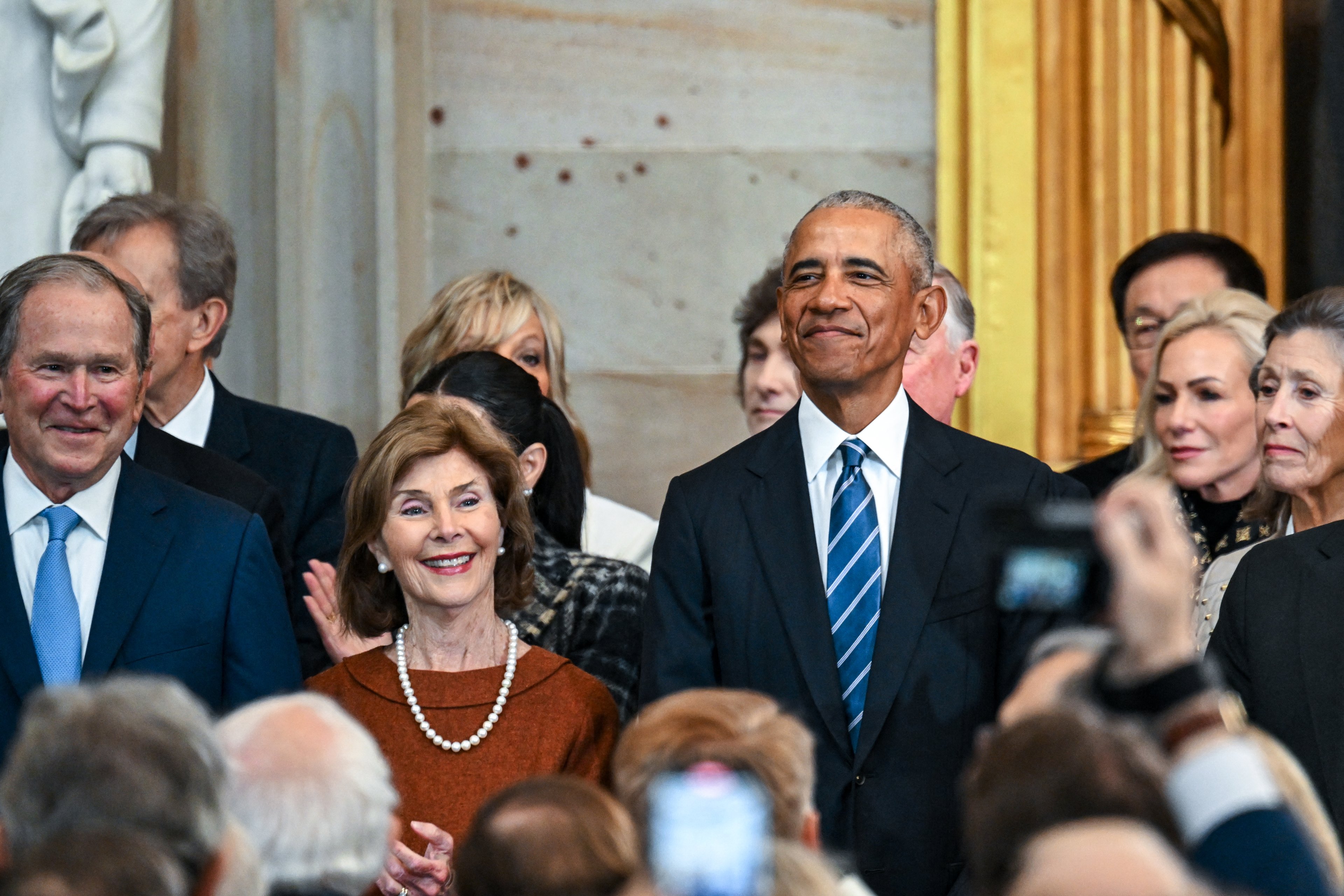 O ex-presidente George W. Bush, a ex-primeira-dama Laura Bush e o ex-presidente Barack Obama chegam para a cerimônia de posse de Donald Trump 