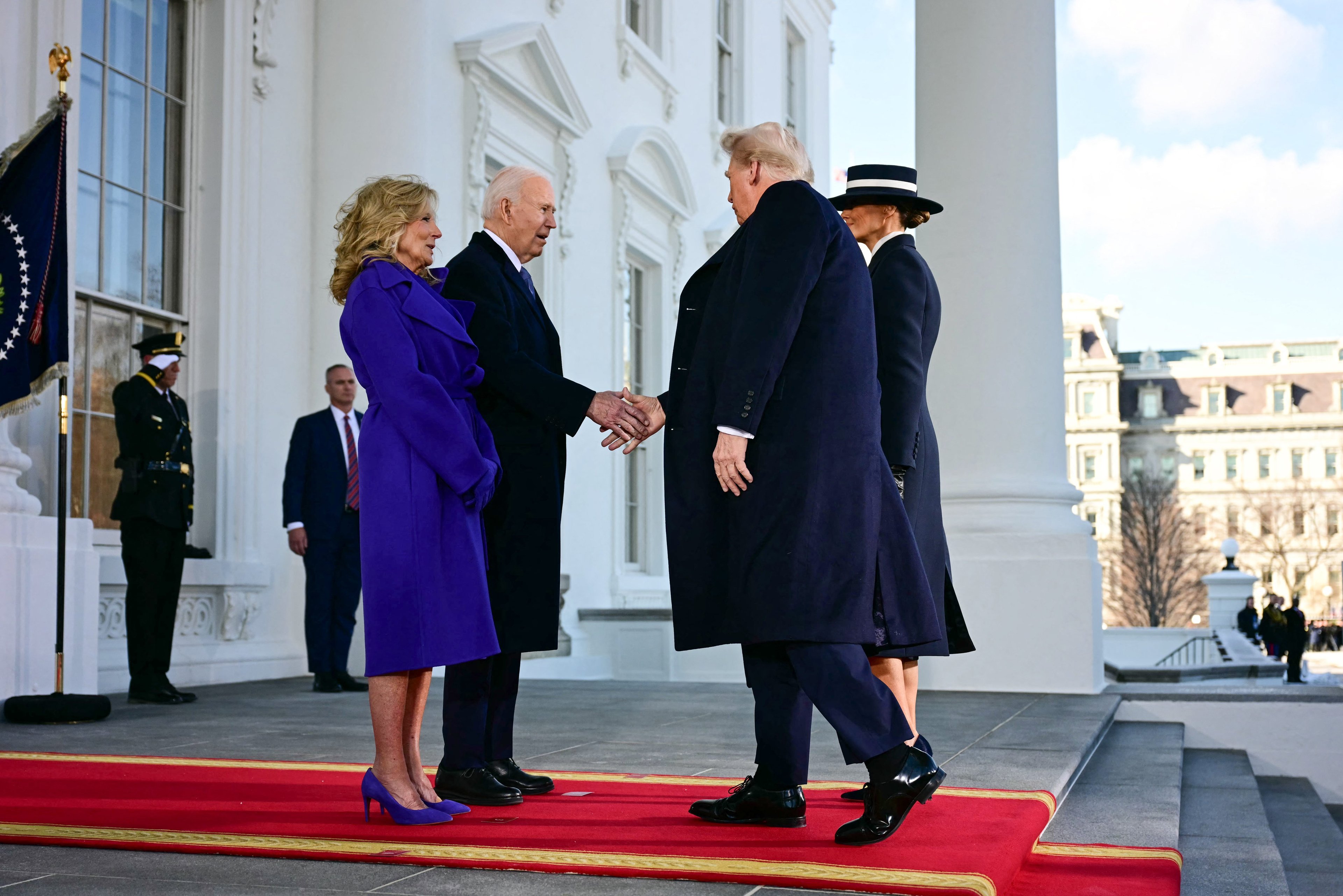 Donald Trump chegando à Casa Branca recebido por Joe Biden 