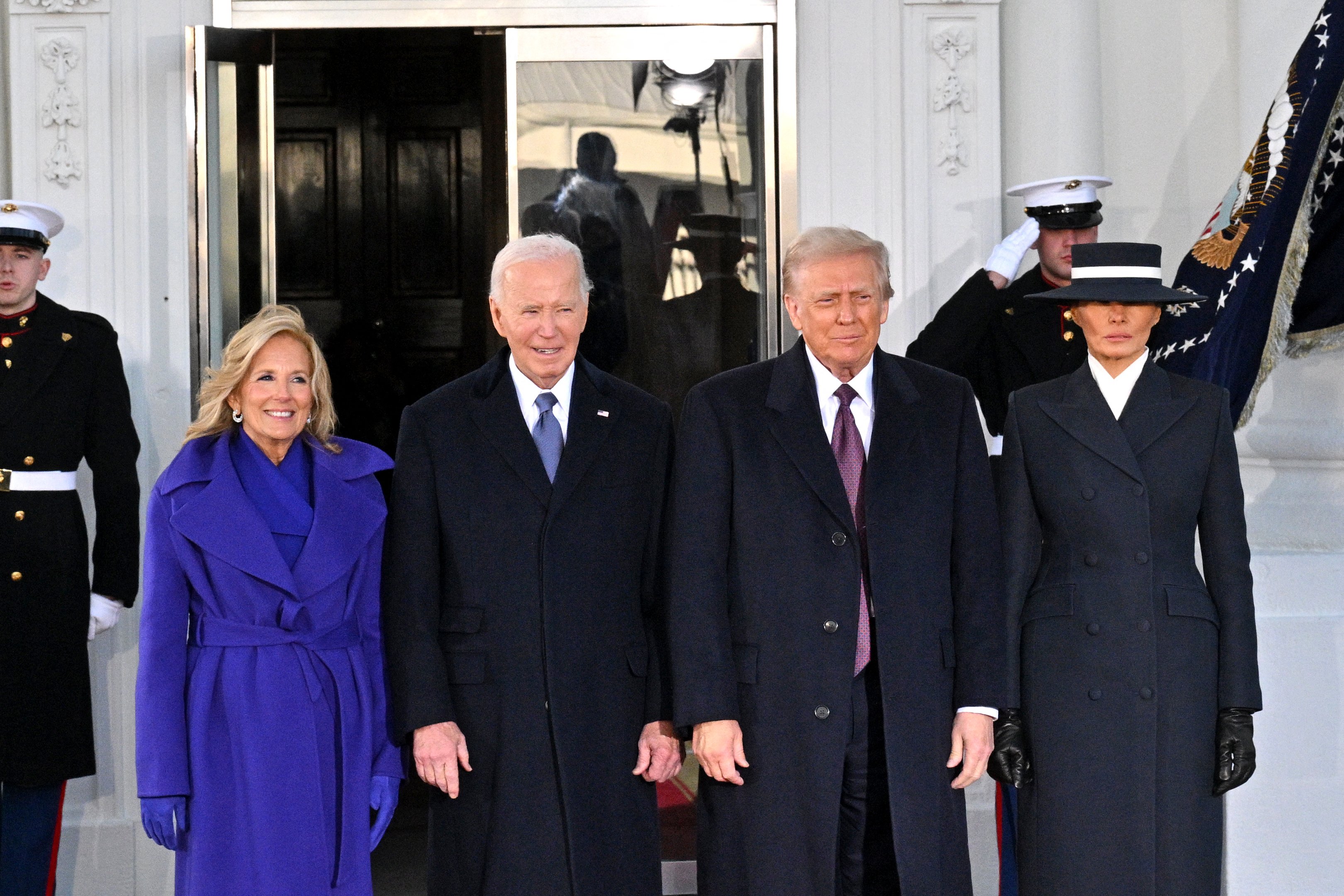 O presidente dos EUA, Joe Biden, e a primeira-dama Jill Biden posam ao lado do presidente eleito Donald Trump e Melania Trump ao chegarem à Casa Branca em Washington, DC, em 20 de janeiro de 2025, antes de partirem para o Capitólio dos EUA, onde Trump será empossado como o 47º presidente dos EUA. (Foto de ROBERTO SCHMIDT / AFP)