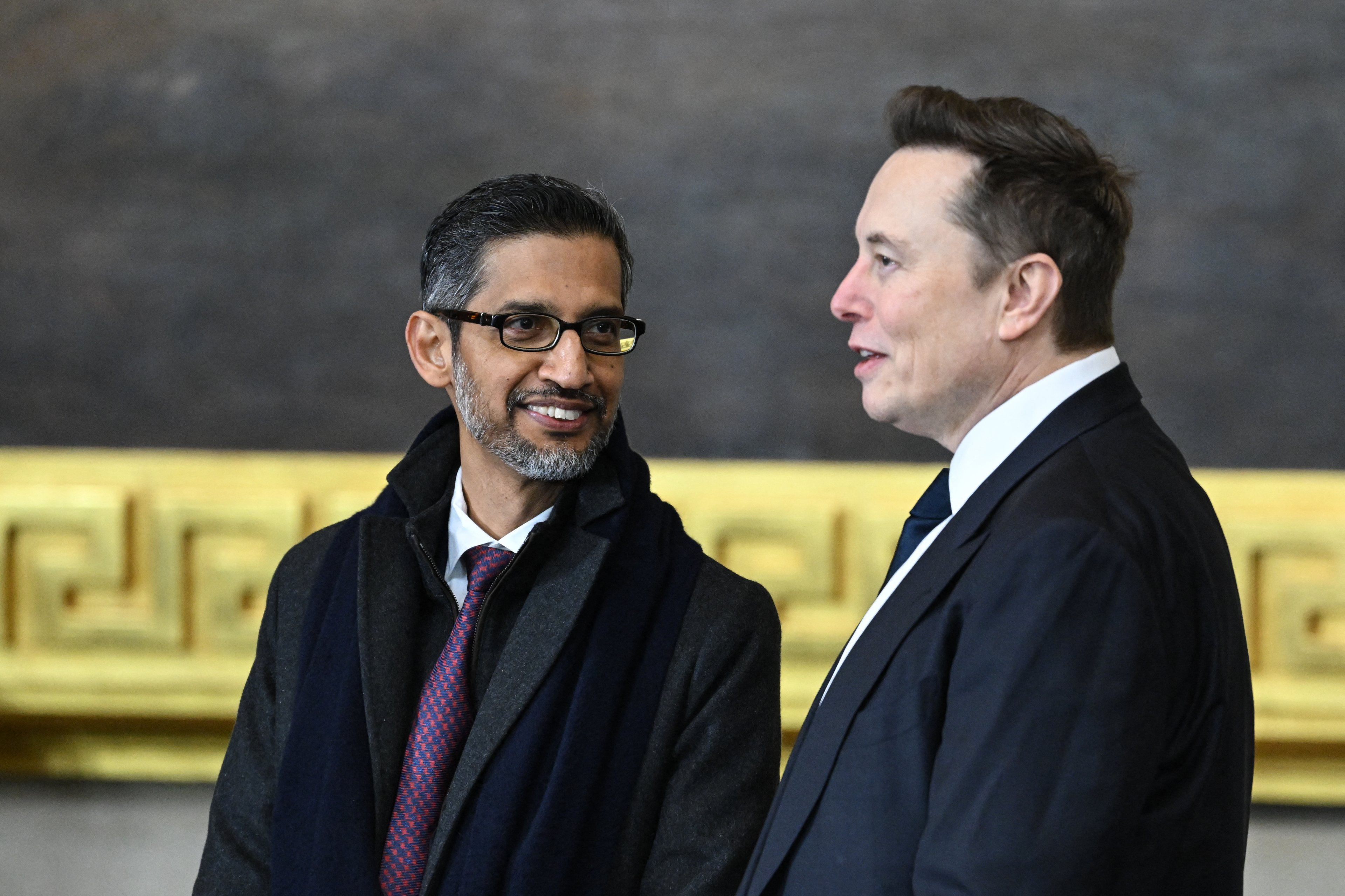 (E-D) O CEO do Google, Sundar Pichai, fala com o CEO da Tesla e da SpaceX, Elon Musk, quando eles chegam para a cerimônia de posse antes de Donald Trump tomar posse como 47º presidente dos EUA na Rotunda do Capitólio dos EUA em Washington, DC, em 20 de janeiro de 2025