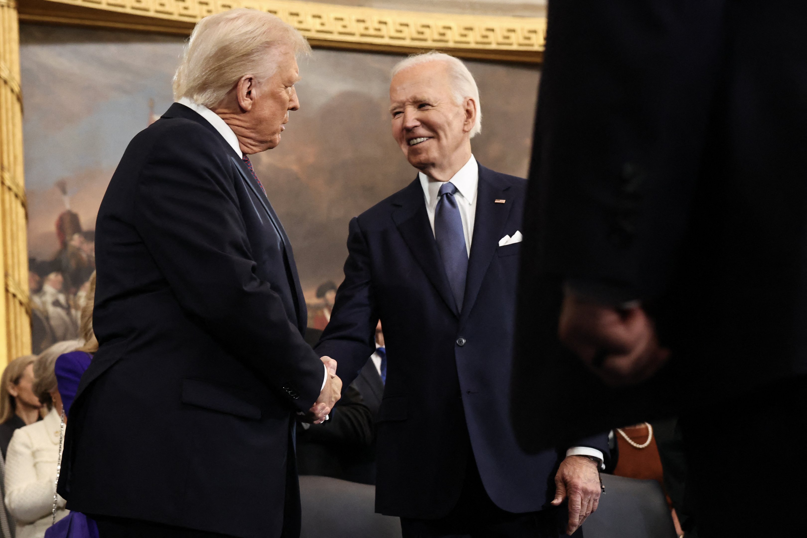 Joe Biden aperta a mão de Donald Trump em sua posse 