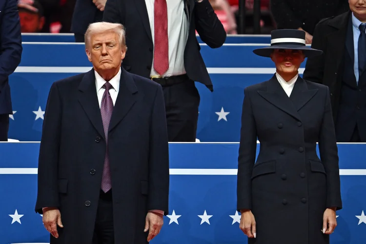 O presidente dos EUA, Donald Trump, e a primeira-dama dos EUA, Melania Trump, participam do desfile inaugural na Capital One Arena, em Washington, DC, em 20 de janeiro de 2025 (ANGELA WEISS /AFP)