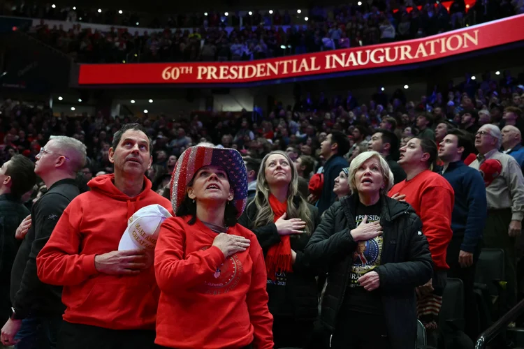 Apoiadores do presidente dos EUA reagem enquanto assistem Donald Trump sendo empossado como o 47º presidente dos Estados Unidos dentro da Capitol One Arena, em Washington, DC, em 20 de janeiro de 2025 (ANGELA WEISS /AFP)