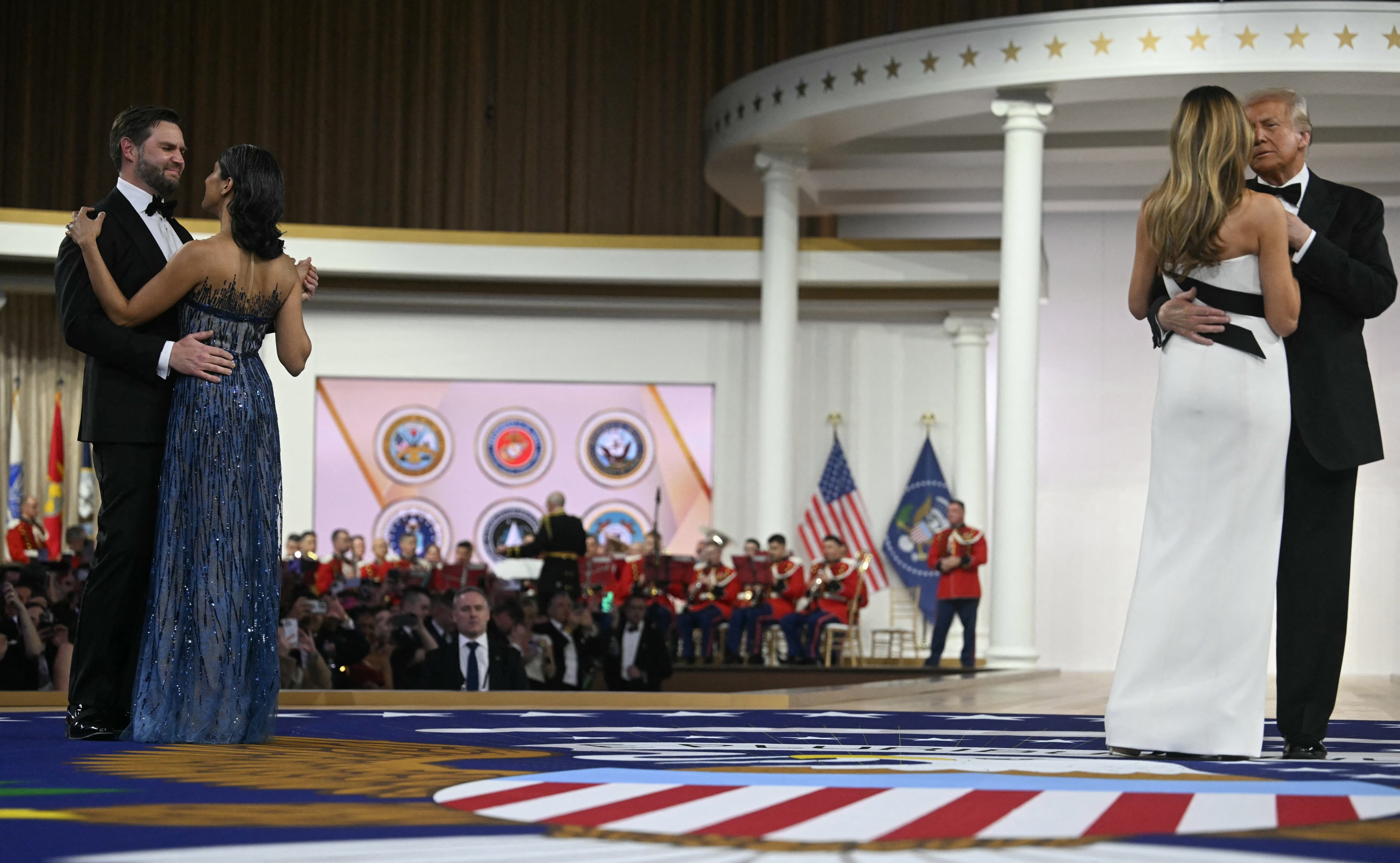 Presidente e vice dançam o Hino de Batalha da República durante o baile inaugural com suas esposas 