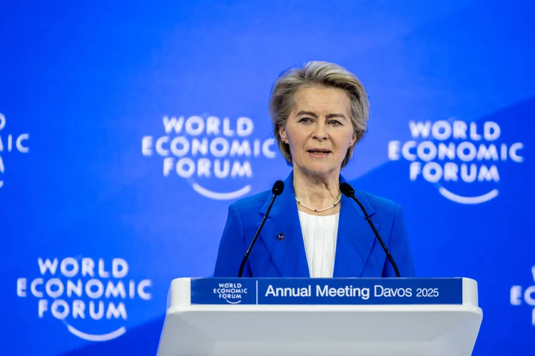 A presidente da Comissão Europeia, Ursula von der Leyen, discursa em uma sessão na reunião anual do Fórum Econômico Mundial (FEM) em Davos, em 21 de janeiro de 2025 (FABRICE COFFRINI /AFP)