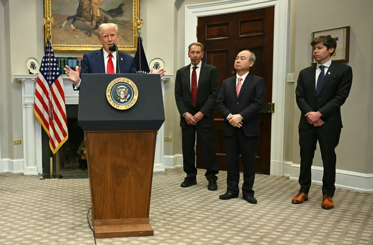 Trump anunciou iniciativa Stargate em 21 de janeiro deste ano, ao lado dos CEOs de OpenAI e Softbank (AFP/AFP)