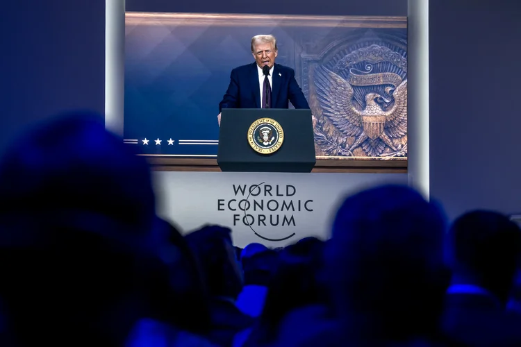 Foi o primeiro discurso internacional de Trump depois da posse (Fabrice COFFRINI / AFP)