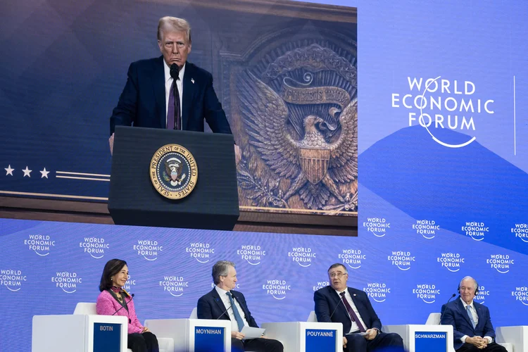 Discurso de Trump por videoconferência na reunião anual do Fórum Econômico Mundial (FEM) em Davos, em 23 de janeiro de 2025 (Fabrice COFFRINI/AFP)