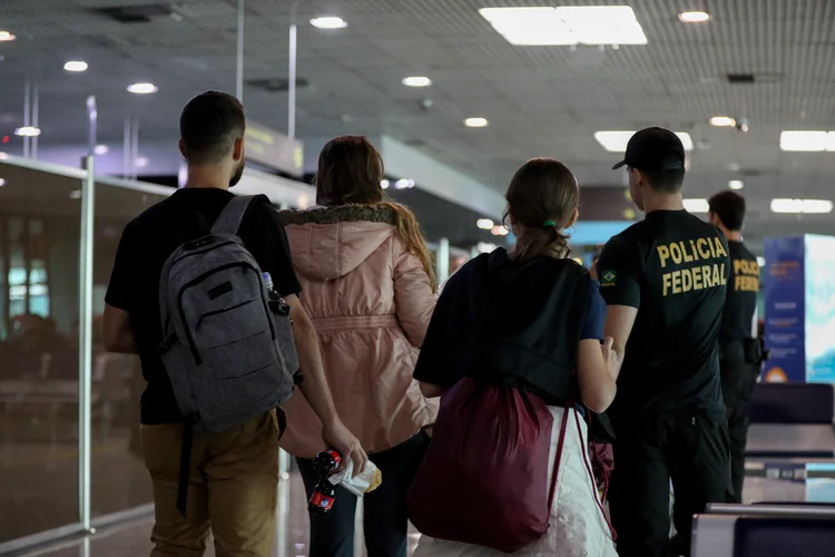 Deportação: brasileiros chegam ao Aeroporto de Confins em busca de acolhimento (AFP)