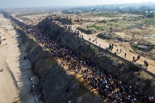 Imagem referente à matéria: Palestinos formam corredor humano ao voltar para o norte da Faixa de Gaza