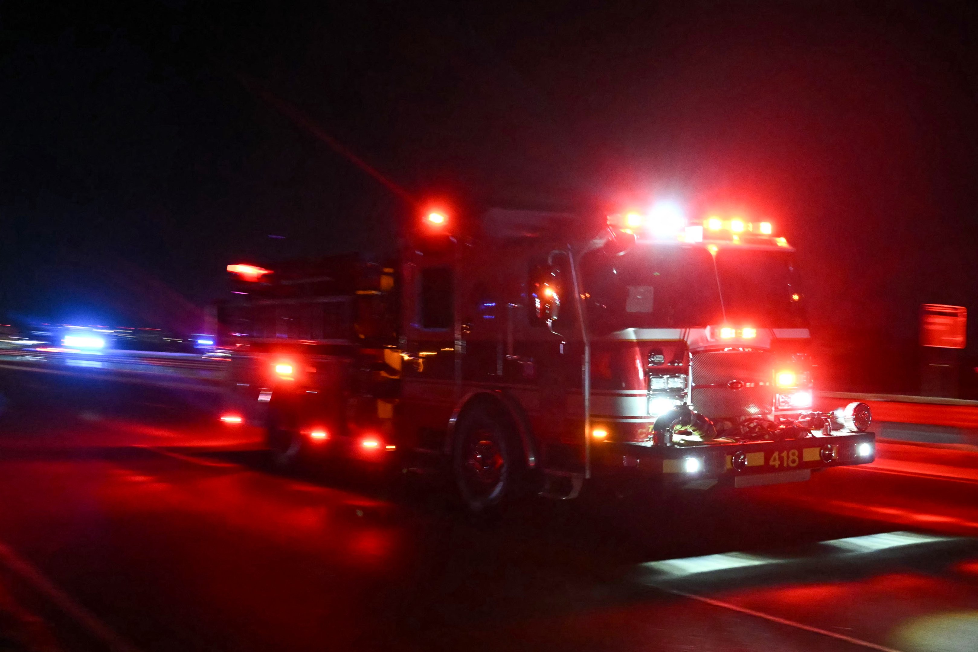 Um caminhão de bombeiros segue em direção ao Rio Potomac, perto do Aeroporto Nacional Reagan, após um acidente aéreo em Washington, DC, em 29 de janeiro de 2025. Um jato regional do Kansas caiu no Rio Potomac, em Washington, após colidir no ar com um helicóptero militar perto do Aeroporto Nacional Reagan, disseram autoridades na quarta-feira, provocando uma grande resposta de emergência e aterrando todos os voos