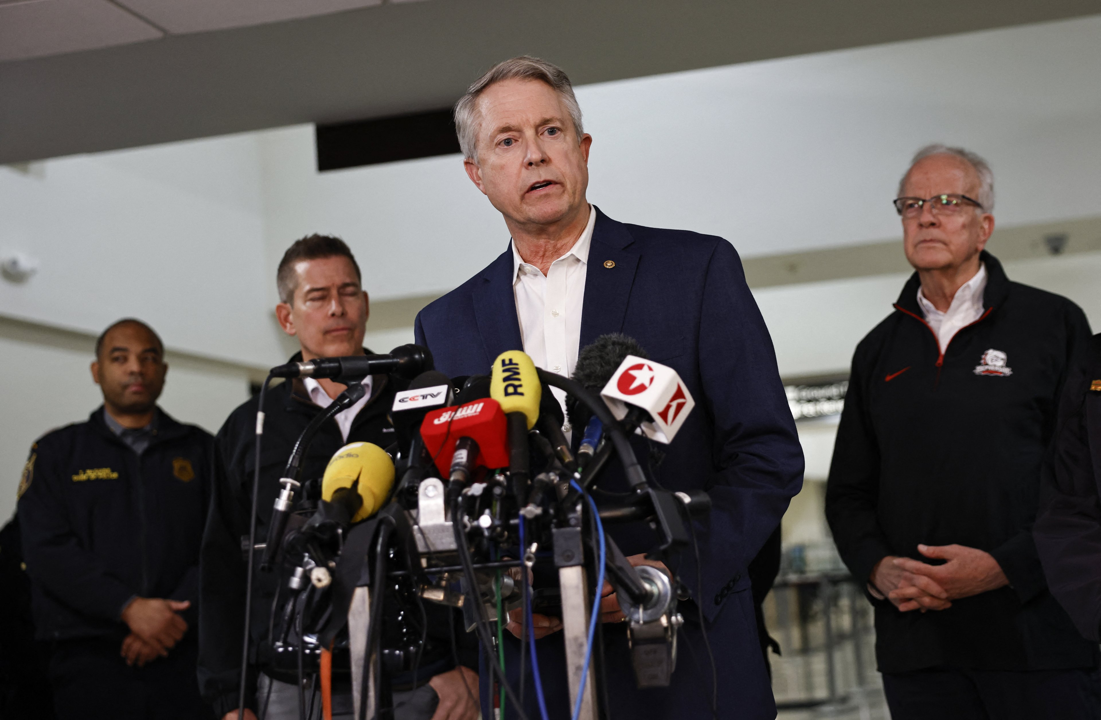 O senador dos EUA (R-KS) Roger Marshall fala em uma entrevista coletiva no Aeroporto Nacional Reagan após um avião cair no Rio Potomac, nos arredores de Washington, DC, em 30 de janeiro de 2025. Um jato regional do Kansas caiu no Rio Potomac, em Washington, após colidir no ar com um helicóptero militar perto do Aeroporto Nacional Reagan, disseram autoridades em 29 de janeiro, provocando uma grande resposta de emergência e aterrando todos os voos. (Foto de Ting Shen / AFP)