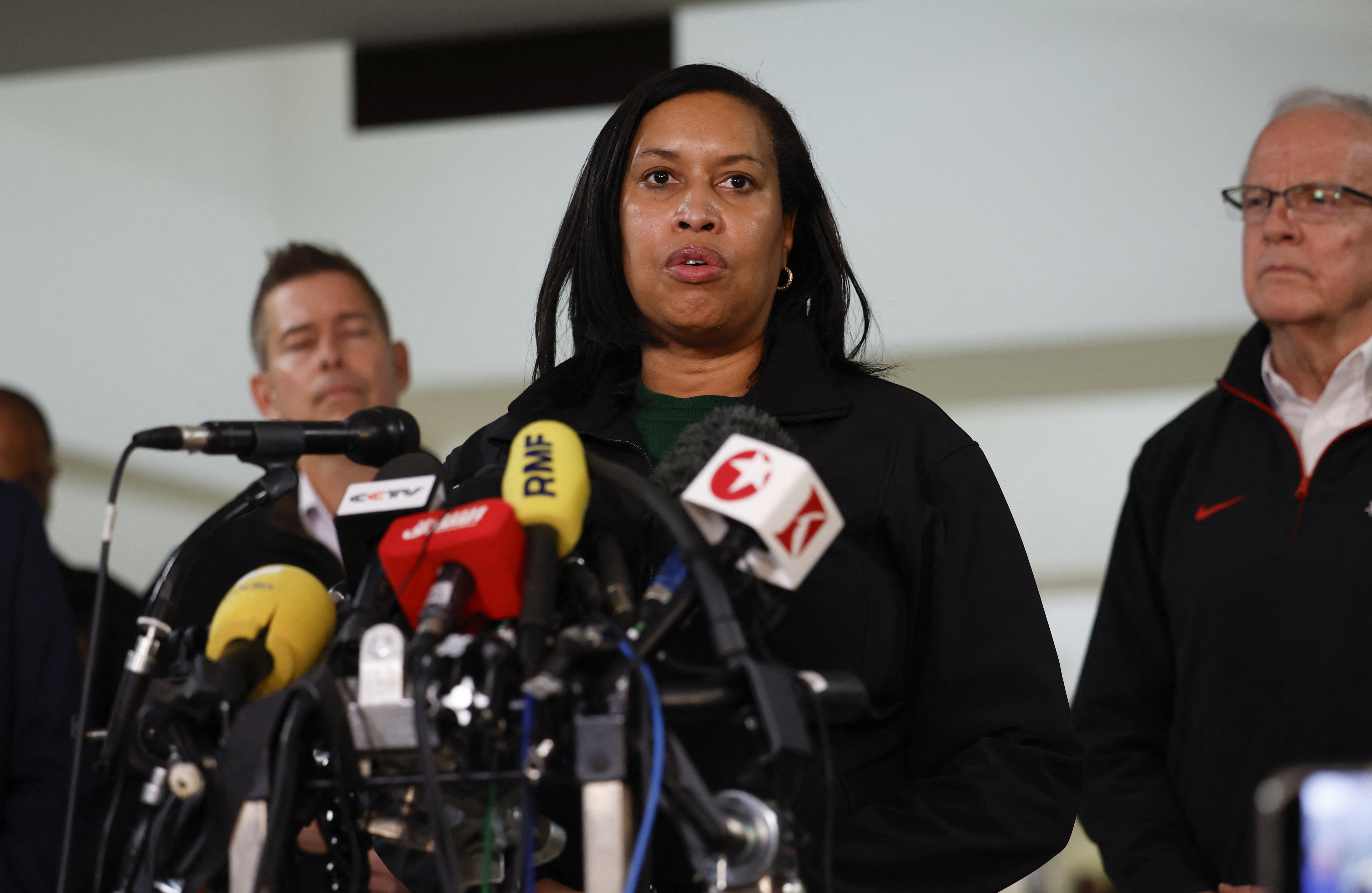 A prefeita de DC, Muriel Bowser, fala em uma coletiva de imprensa no Aeroporto Nacional Reagan após um avião cair no Rio Potomac, nos arredores de Washington, DC, em 30 de janeiro de 2025. Um jato regional do Kansas caiu no Rio Potomac, em Washington, após colidir no ar com um helicóptero militar perto do Aeroporto Nacional Reagan, disseram autoridades em 29 de janeiro, o que levou a uma grande resposta de emergência e proibiu todos os voos. (Foto de Ting Shen / AFP)