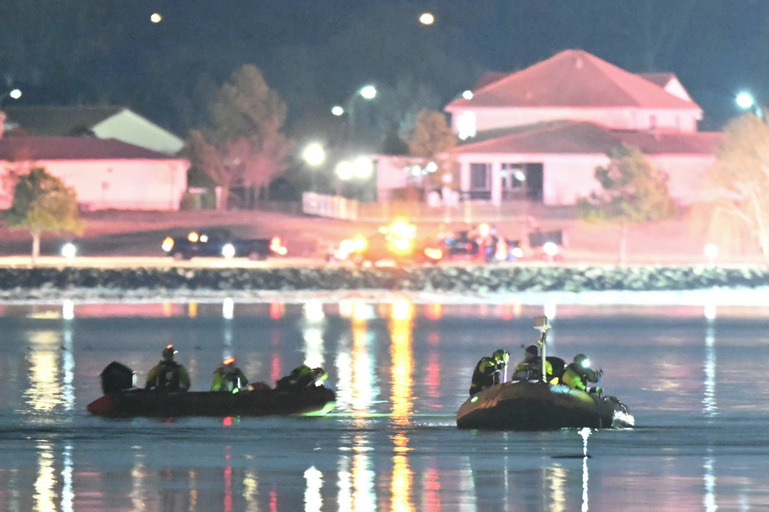 Barcos de resgate vasculham as águas do Rio Potomac depois que um avião que se aproximava do Aeroporto Nacional Reagan caiu no rio nos arredores de Washington, DC, em 30 de janeiro de 2025. Um jato regional do Kansas caiu no Rio Potomac, em Washington, após colidir no ar com um helicóptero militar perto do Aeroporto Nacional Reagan, disseram autoridades em 29 de janeiro, provocando uma grande resposta de emergência e paralisando todos os voos