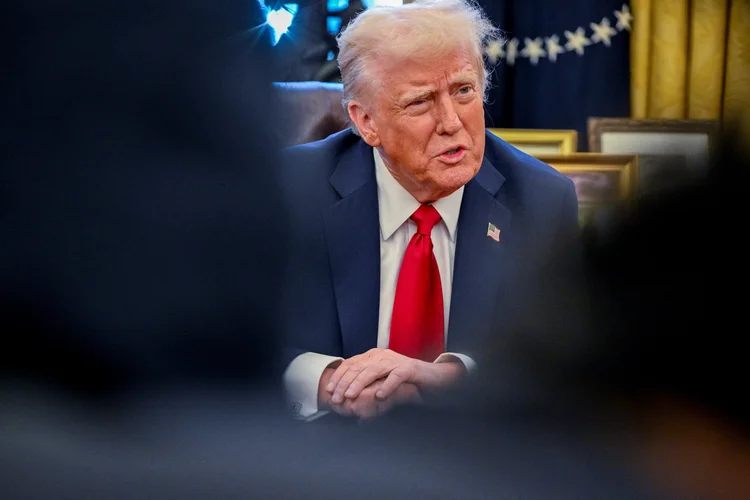 O presidente dos EUA, Donald Trump, fala à imprensa após assinar uma ordem executiva no Salão Oval da Casa Branca em 30 de janeiro de 2025 em Washington, DC. (Foto de ROBERTO SCHMIDT / AFP) (ROBERTO SCHMIDT /AFP)