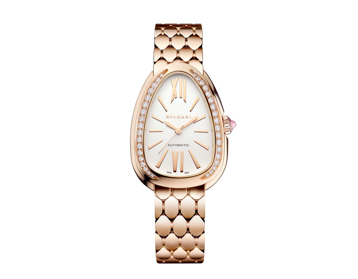 Bvlgari Serpenti Seduttori Automatic 103899: Caixa em ouro rosa de 34 mm e bisel cravejado com 36 diamantes redondos em lapidação brilhante (0,6 quilates). Coroa de ouro rose cravejada com rubelita rosa em lapidação cabochão. Caixa traseira transparente. Mostrador opalino branco com ponteiros e índices banhados a ouro rose. Pulseira flexível de ouro rose com fivela dobrável.