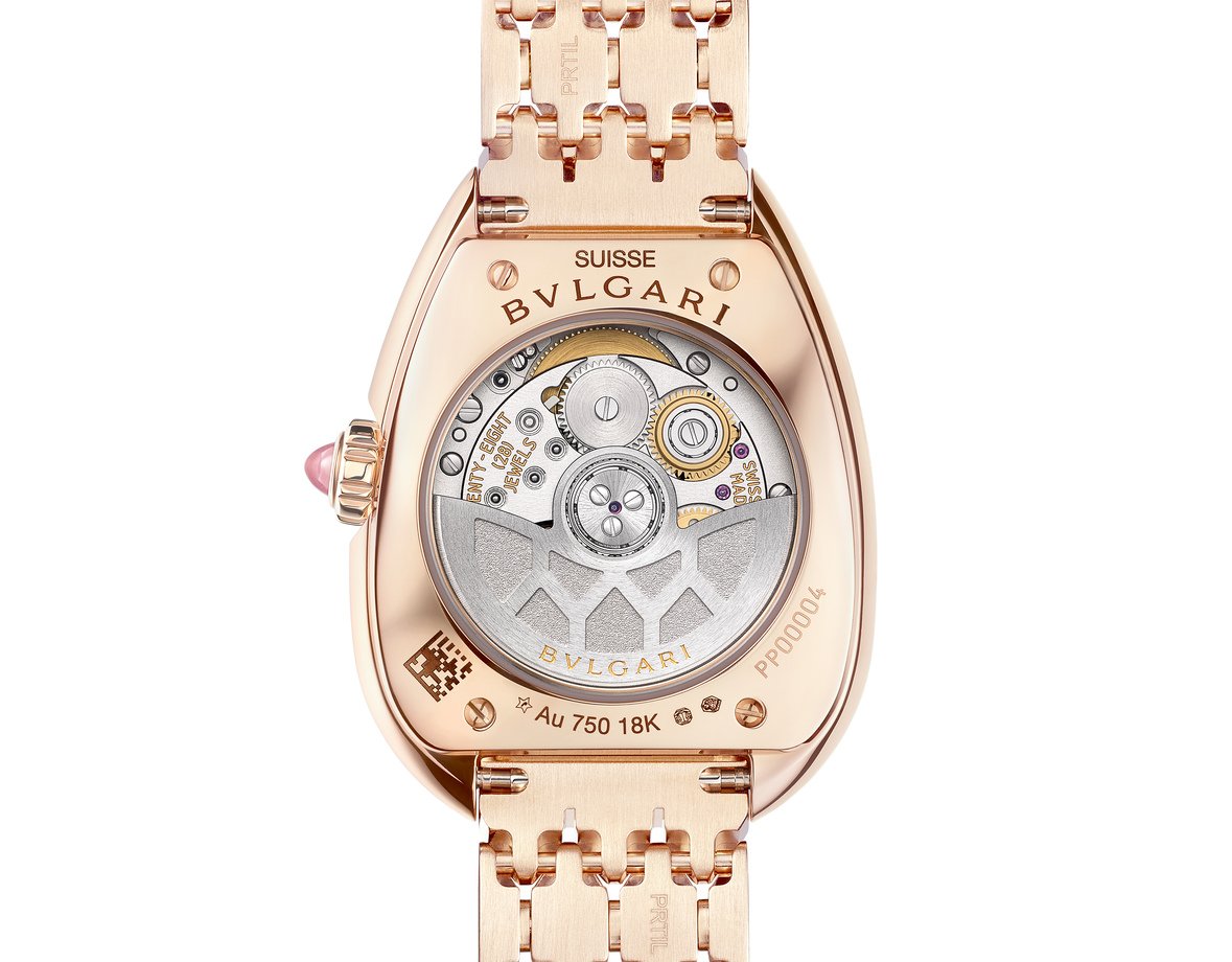 Bvlgari Serpenti Seduttori Automatic 103899: Caixa em ouro rosa de 34 mm e bisel cravejado com 36 diamantes redondos em lapidação brilhante (0,6 quilates). Coroa de ouro rose cravejada com rubelita rosa em lapidação cabochão. Caixa traseira transparente. Mostrador opalino branco com ponteiros e índices banhados a ouro rose. Pulseira flexível de ouro rose com fivela dobrável.