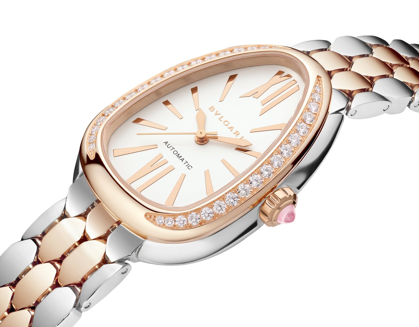 Serpenti Seduttori Automatic 104058: Caixa em aço inoxidável de 34 mm com bisel de ouro rose cravejado com 36 diamantes redondos em lapidação brilhante (0,6 ct). Coroa de ouro rose cravejada com uma rubelita rosa em lapidação cabochão