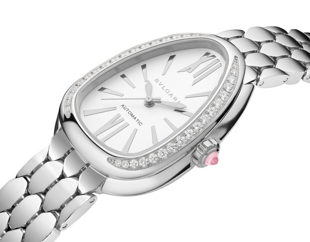 Bvlgari Serpenti Seduttori Automatic 104060: Mostrador opalino branco com ponteiros e índices de aço. Pulseira flexível de aço com fivela dobrável.