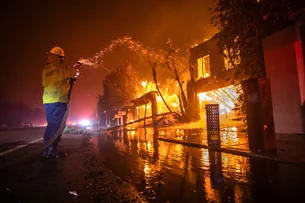 Mais de 425 mil residências e empresas ficam sem luz devido a incêndios na Califórnia