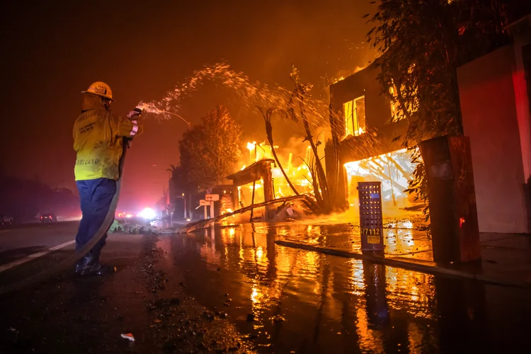 Califórnia: incêndios deixam 425 mil imóveis sem energia e forçam evacuações em massa (Apu Gomes/Getty Images/AFP)